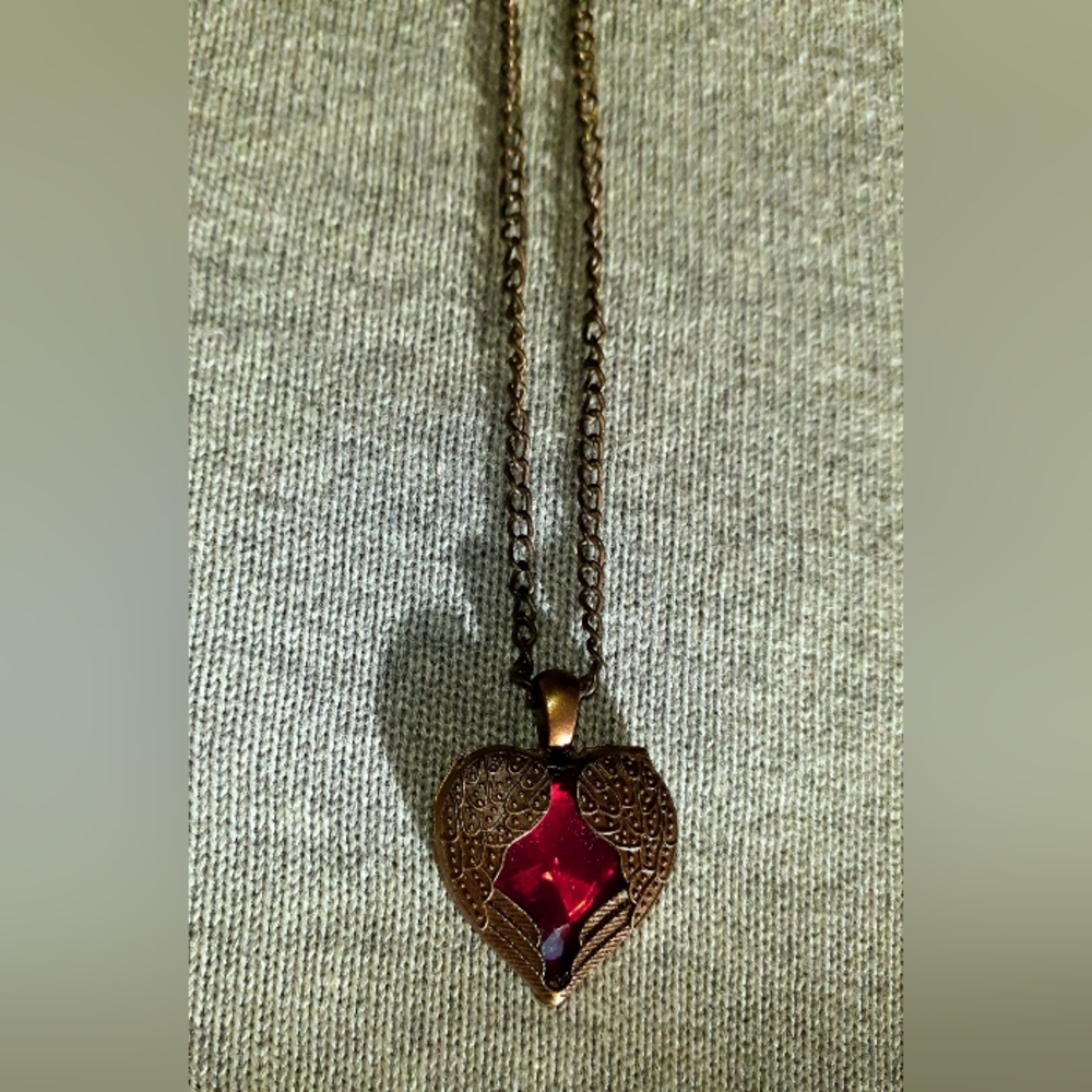 $2/20! Heart & angel wings pendant, ruby red gem and brass metal - Picture 5 of 13